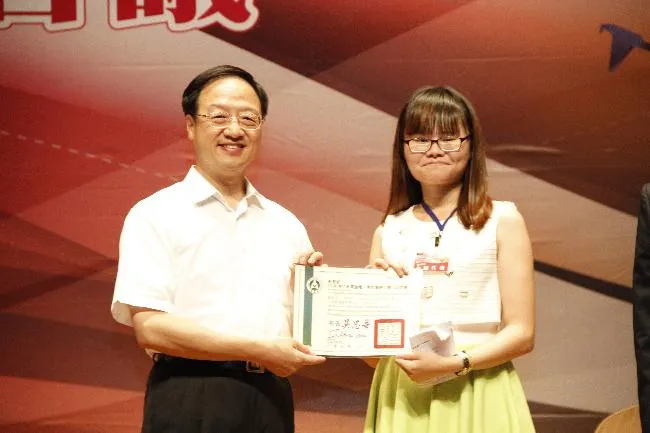 院長頒發國際議題全國代表證書