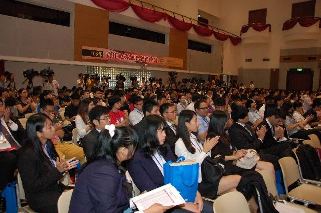 與會青年仔細聆聽